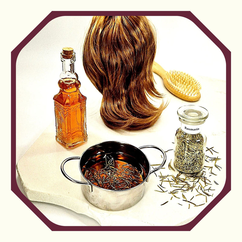 Rosmarin im Glas, daneben eine braune Frauenperücke, eine Haarbürste, eine Flasche mit Rosmarin Haarwasser, ein Topf mit Rosmarin-Haarwasser, Rosmarinnadeln